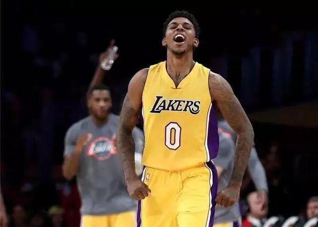 世体：阿隆索回归获利物浦球迷热烈欢迎，阿诺德却遭嘘声相待（世体：阿隆索归来获红军拥趸热烈致意，阿诺德反遭嘘声）