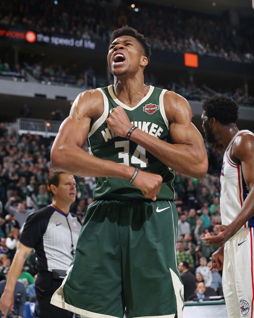 足球中超队长带伤上阵，拼劲获赞（中超队长带伤出战，顽强拼搏赢称赞）