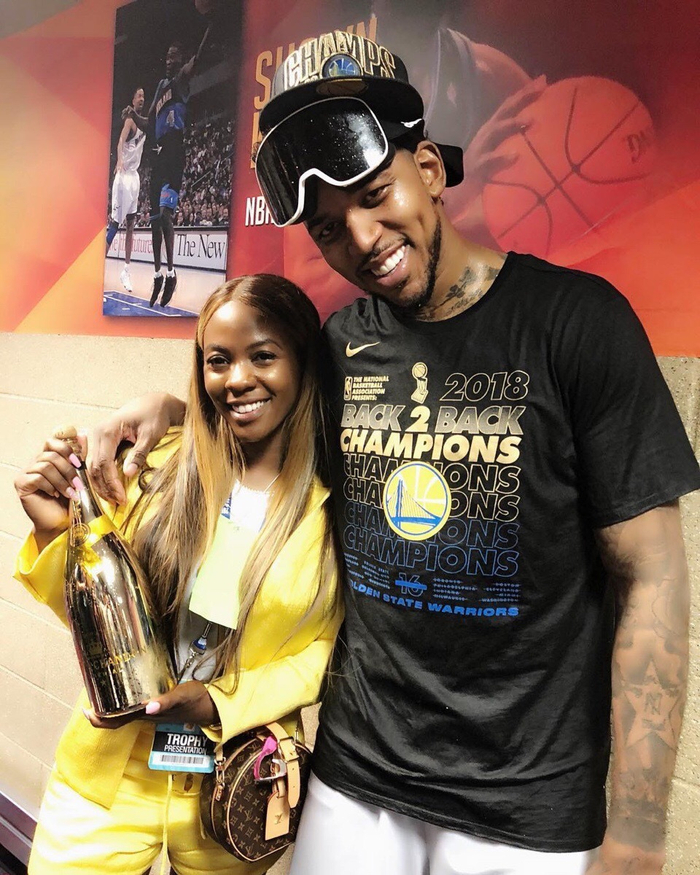 利物浦官网仅放萨拉赫抢圈训练图，未展示其与队友拥抱镜头（利物浦官网仅公布萨拉赫抢圈训练照片，未公开其与队友拥抱画面）