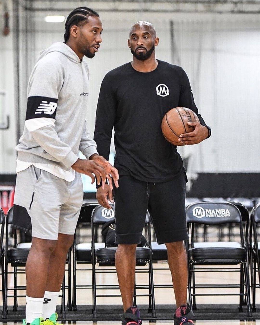 上海市政府向海港赠送冠军贺礼：木雕雄鹰和冠军奖杯刺绣（上海市政府赠海港冠军贺礼：木雕雄鹰与奖杯刺绣）