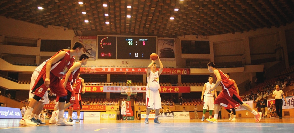 詹姆斯关键助攻锁定胜利（詹姆斯送出制胜助攻奠定胜局）